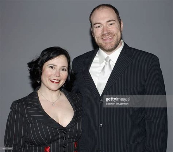 Comedian and Actress-Alex Borstein Family and Net Worth ·