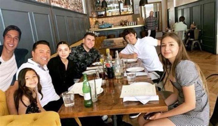 Oscar De La Hoya's Sibling Support System