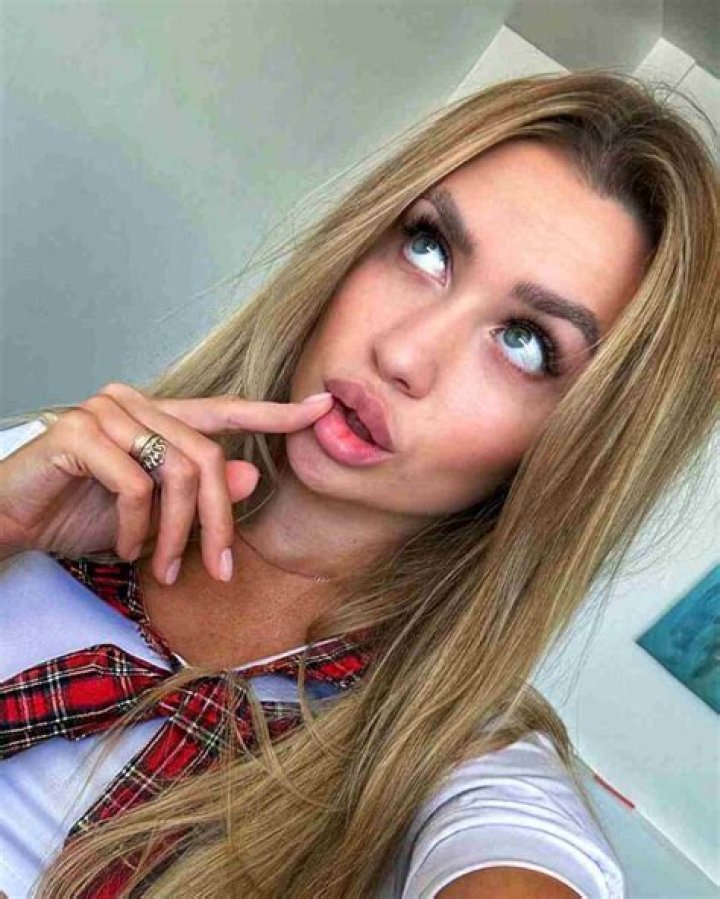 Rebecca Sweet Height, Weight, Net Worth, Age, Birthday, Wikipedia, Who, Instagram, Biography ·