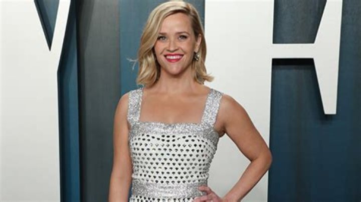 Reese Witherspoon Wears White Swimsuit on Vacation in Mexico Hollywood Life ·