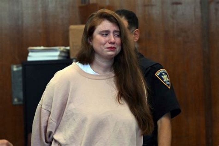 Who is Lauren Pazienza, NYC lady who attacked Barbara Maier Gustern? Age, family, charges